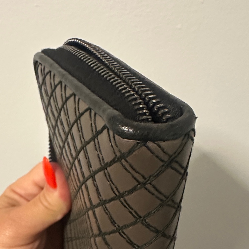 Bottega Veneta Dark Beige & Black Woven Zip Around Wallet. NWOT & Incl Orig Box - Picture 10 of 15